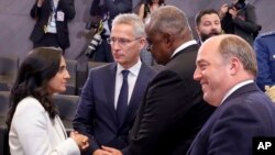 Bộ trưởng Quốc phòng Canada Anita Anand (trái), Tổng thư ký NATO Jens Stoltenberg, Bộ trưởng Quốc phòng Mỹ Lloyd J. Austin III và Bộ trưởng Quốc phòng Anh Ben Wallace tại Brussels ngày 16/2/2022.