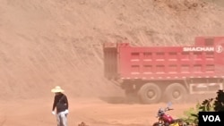 2024年12月2日,在津巴布韦北部中马绍纳兰省(Mashonaland Central)的马佐威区(Mazowe)一家中国投资的金矿,中国工人监督正在进行的采矿作业。(美国之音/伊诺斯·丹赫尔)