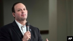 资料照片:南卡罗来纳州检察长威尔逊在南卡罗来纳哥伦比亚举行的“保守派领导计划总统论坛”上发表讲话(2016年1月15日)。