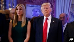 川普和女儿伊万卡抵达川普大楼门厅的记者会现场(2017年1月11日)