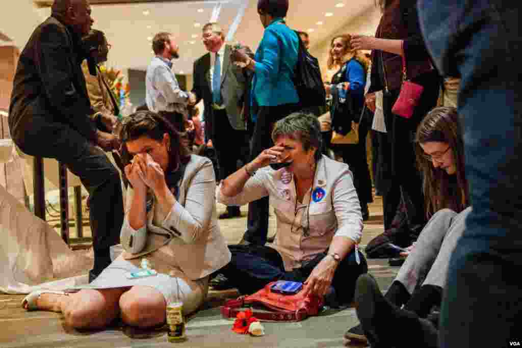 民主党在马里兰州银泉镇的观票聚会上,希拉里的支持者士气低落,有人哭泣。(美国之音晓歌拍摄)