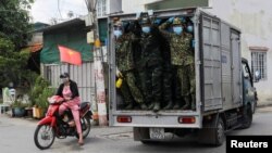 Một xe bộ đội đi phân phối thực phẩm ở TPHCM vào ngày 24/8/2021.