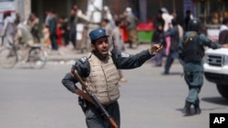 在8月7号的一起爆炸事件后,一名阿富汗警察守卫现场