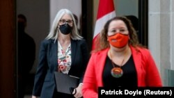 资料图:加拿大原住民服务部部长帕蒂·哈伊杜和第一民族大会曼尼托巴地区负责人辛迪·伍德豪斯就原住民儿童福利问题的谈判最新进展举行记者会。(2022年1月4日)