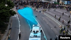 香港警察向反送中示威者发射水炮。(2019年9月15日)