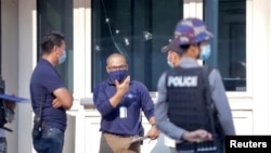 仰光的美国中心窗户上弹痕累累(路透社)