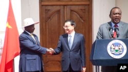 2014年5月11日,肯尼亚总统肯雅塔(右)、中国总理李克强和乌干达总统穆塞维尼(左)在内罗毕国宾馆与媒体见面。在这之前中国和非洲国家签署了修建铁路协议。