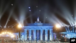 2014年11月9日,德国举行柏林墙倒塌25周年纪念活动。勃兰登堡门前数千个发光的白色气球在夜空中飘动