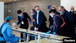 世卫组织新冠病毒源头调查组成员抵达上海浦东机场。 （2021年2月10日）