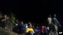 印度尼西亚龙目岛的居民在地震后疏散到较高的地方等待。(2018年8月5日)