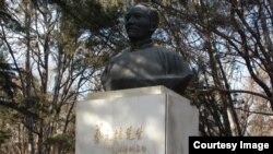 北京大学校园内老校长蔡元培之像。蔡元培提倡学术自由、教育自由、思想自由,而 今北京大学被认为大反其道(美国之音拍摄)