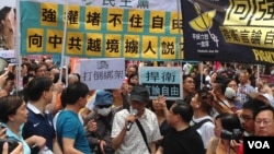 林荣基(持麦)参加6月18日抗议游行(美国之音海彦拍摄)