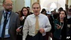 Anggota DPR Partai Republik Jim Jordan (tengah) berbicara kepada media di Gedung Capitol.