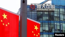 中国恒大集团在上海中心旁的中国国旗 (2021年9月24日)