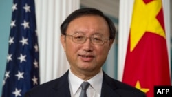 中共中央政治局委员、中央外事工作委员会办公室主任杨洁篪2018年2月访问华盛顿的美国国务院。