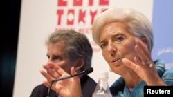 Tổng giám đốc IMF Christine Lagarde (phải) mở cuộc họp báo ở Tokyo, 11/10/12