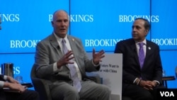 资料照片:众议院中共问题特设委员会主席穆勒纳尔(左)和委员会首席民主党议员克里希纳莫蒂2025年2月25日出席华盛顿智库布鲁金斯学会的一次活动。(美国之音记者李逸华拍摄)