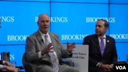资料照片:众议院中共问题特设委员会主席穆勒纳尔(左)和委员会首席民主党议员克里希纳莫蒂2025年2月25日出席华盛顿智库布鲁金斯学会的活动。(美国之音记者李逸华拍摄)