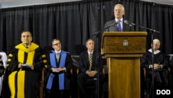 美国国防部长马蒂斯在美国海军战争学院毕业典礼上讲话。(2018年6月15日)