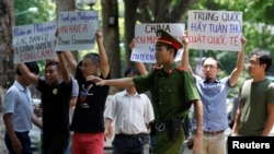 越南抗议者2016年7月17日在河内示威,支持南中国海仲裁案的判决