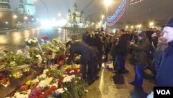 涅姆佐夫遇害后,莫斯科市民纷纷前往出事地点悼念。(美国之音白桦拍摄)