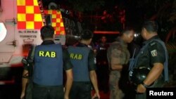 Các thành viên của Tiểu đoàn Hành động Nhanh có mặt ở bên ngoài tiệm Holey Artisan, nơi xảy ra vụ tấn công hôm 2/7/2016.