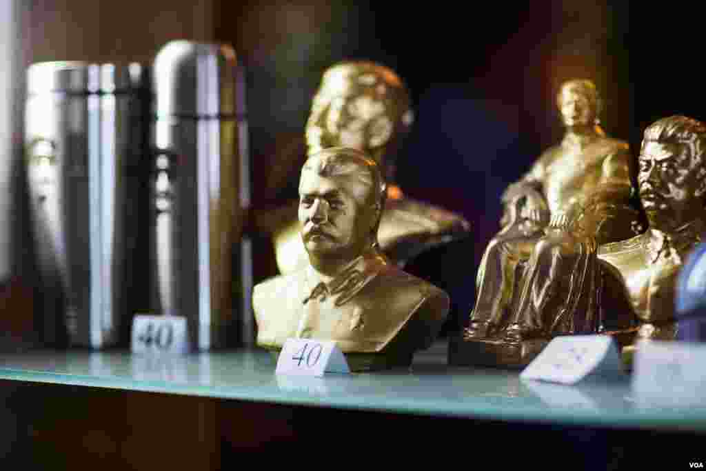 Quà kỷ niệm Stalin bày bán trong viện bảo tàng.