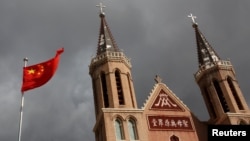 2018年9月30日,中国河北省一村庄的天主教地下教堂旁边,中国国旗飘扬。