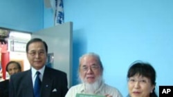 陈宪中(中))致赠《南京大屠杀》一书给松冈环(右)