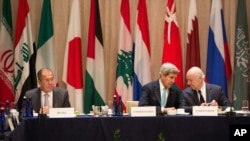 美国国务卿克里(中)与联合国的叙利亚特使德米斯图拉(右)和俄罗斯外长拉夫罗夫在纽约国际支持叙利亚小组召开的会议上。(2016年9月20日)
