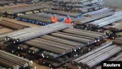 Công nhân đang kiểm tra sản phẩm thép tại một công xưởng ở Đại Liên, tỉnh Liêu Ninh, Trung Quốc, ngày 30/3/2016.