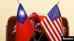 Hai lá cờ của Hoa Kỳ (phải) và Đài Loan.