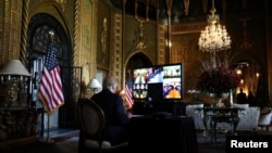 特朗普总统圣诞节前在他位于佛罗里达州的海湖庄园与美军成员进行视频会议,祝贺他们节日快乐。(2019年12月24日)