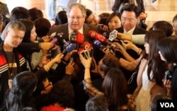 杜克雷接受采访(美国之音包小祥拍摄)