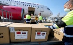 斯洛伐克警察从来自北京的飞机上卸下10万个新冠病毒检测盒和100万个口罩。（2020年3月19日）