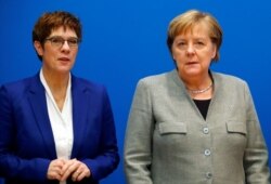 资料照:德国防长卡伦鲍尔(左)和德国总理默克尔