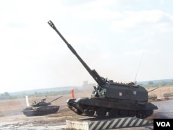 维护大国地位,俄加大国防投入。2014年夏季莫斯科郊外的俄罗斯坦克和火炮等武器表演。(美国之音白桦拍摄)