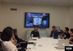 “公民力量”组织纪念六四28周年暨成都“酒案”座谈会,旅美学者王康在会上发言(2017年6月3日,美国之音拍摄)