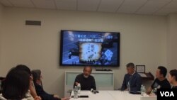 旅美学者王康在会上发言(2017年6月3日,美国之音拍摄)