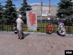 莫斯科市中心前克格勃总部大楼前广场上的显示牌,详细介绍斯大林时代莫斯科市民曾遭受的迫害。