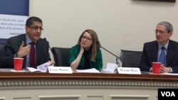 安全自由社会中心高级研究员梅内德斯(左一)和中国问题观察家章家敦(右一)2月27日在华盛顿讨论中国在拉美影响力(美国之音叶林摄)