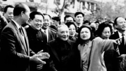 资料照片：87岁的邓小平及其女儿邓楠在中国深圳参观。(1992年3月15日)