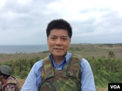 台湾军事问题专家郑继文2017年5月25日在澎湖汉光演习现场 (美国之音记者申华 拍摄)