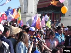 柯文哲在周末游行嘉年华期间接受采访(美国之音许波拍摄)