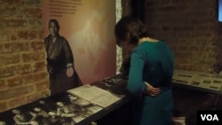 展览中的一名参观者(美国之音白桦拍摄)