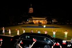 俄罗斯总统普京去参加G20峰会的晚间活动,他的大轿车驶过的时候,中国儿童举着两国国旗列队欢迎(2016年9月4日)