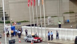 举行主权移交24周年酒会的会议展览中心旧翼大门外有大型水马围封,入场人士要登记身分证等个人资料 (美国之音/汤惠芸)