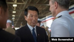 资料照片:时美国海军作战部长格林纳特2018年5月27日与时任台湾海军司令李喜明交谈。(格林纳特脸书官网图片)