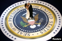 美国总统唐纳德·川普和第一夫人梅拉尼亚·川普在华盛顿参加就职大典庆祝舞会之一“总司令/向武装部队致敬舞会”(2017年1月20日)