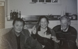 魏京生抵达美国时与伯恩斯坦合影,中为魏京生的妹妹魏姗姗